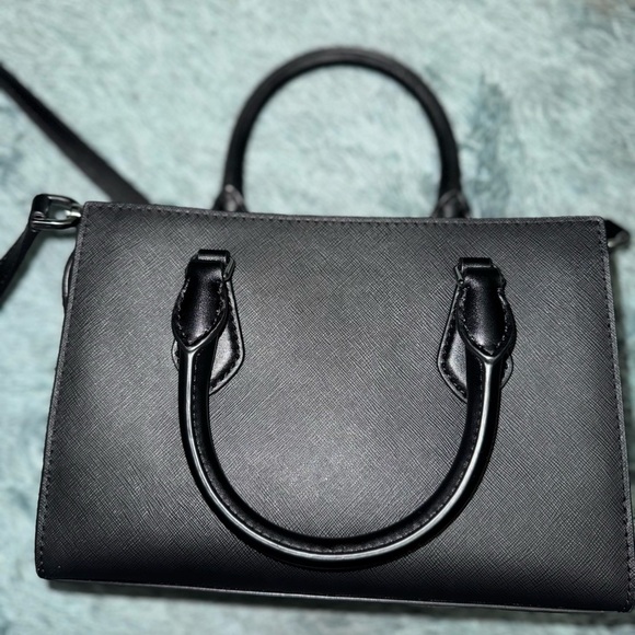 Like new Michael Kors handbag. - Picture 10 of 11